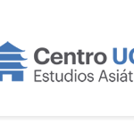 logo que dice "centro UC estudios asiaticos" junto a una pagoda azul